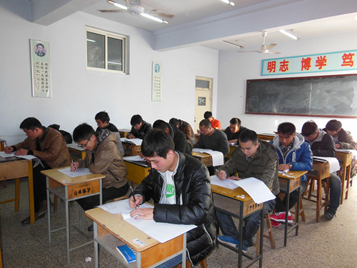 学员紧张答题中_副本.jpg