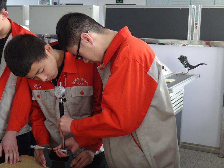 学生操作.jpg